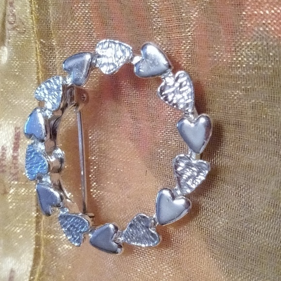 Circle heart brooch silver color metal - Picture 1 of 6